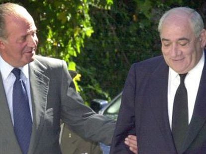 El rey Juan Carlos I, junto a Isidoro Álvarez en 2001.