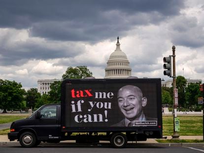 Una valla publicitaria pide mayores impuestos para los ricos con una imagen del Jeff Bezos, en Washington (EE UU), mayo de 2021.