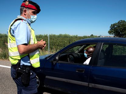 Un 'mosso' realiza un control de carreteras en la comarca del Segrià, el sábado.