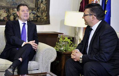 El presidente de Castilla-La Mancha, Emiliano Garc&iacute;a-Page, durante la reuni&oacute;n con el alcalde de Villar de Ca&ntilde;as, Jos&eacute; Mar&iacute;a S&aacute;iz.