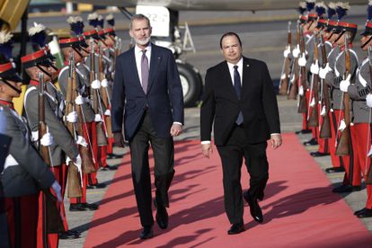 El rey Felipe VI de España junto al ministro de Relaciones Exteriores, Mario Búcaro, en Ciudad de Guatemala, el 13 de enero.