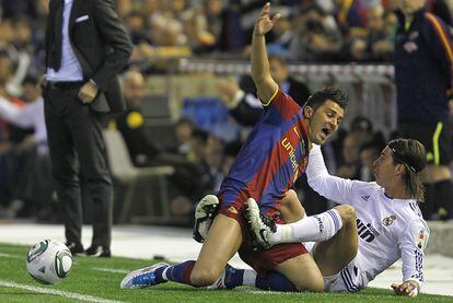 Villa y Sergio Ramos enredados en el suelo.