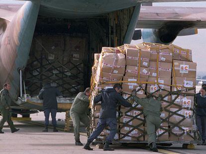 Un avión es cargado con envíos de la Agencia Española de Cooperación Internacional.