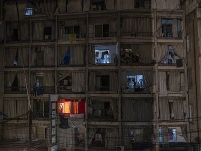 Vista de las viviendas de un barrio humilde de Beirut al caer la noche.