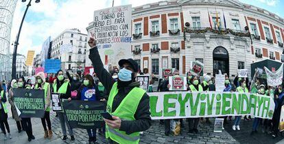 Varios activistas de la Coordinadora de Vivienda de Madrid se concentran el pasado martes en la madrileña Puerta del Sol para solicitar la paralización de los desahucios. 