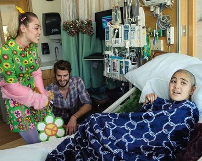 Miley Cyrus y Chris Hemsworth acudieron a final de año a repartir cariño entre todos sus seguidores del Hospital infantil de San Diego (EE UU). La cantante se sacó selfies con los pequeños, que luego publicó en su cuenta de Instagram.
