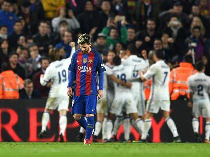 Messi mientras los jugadores del Real Madrid celebran el gol de Ramos.