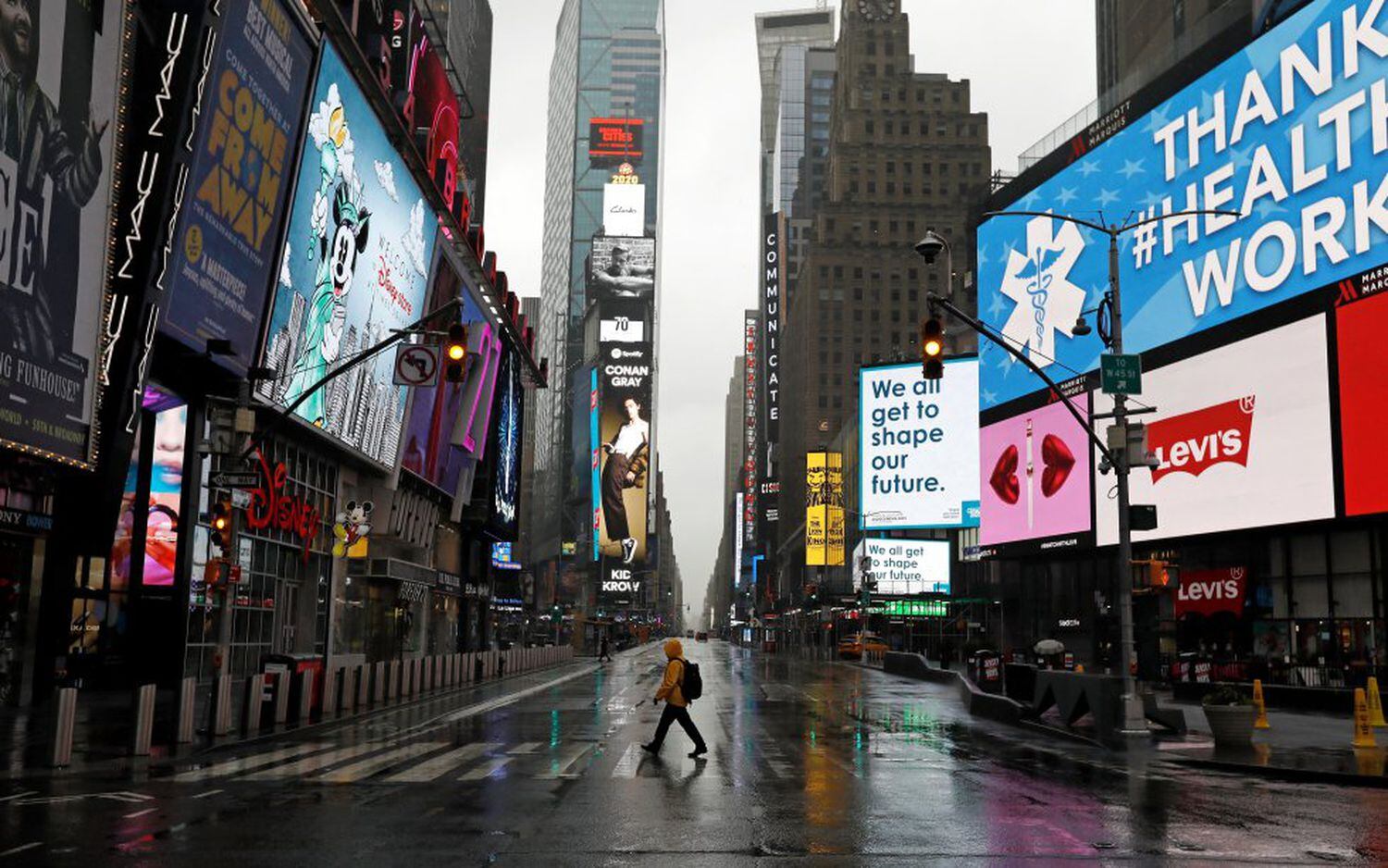 Un peatón cruza por Times Square, una de las postales más icónicas de Nueva York.