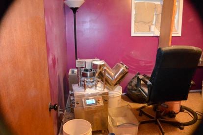 Interior de la casa de un traficante condenado por dirigir la venta en línea de fentanilo.