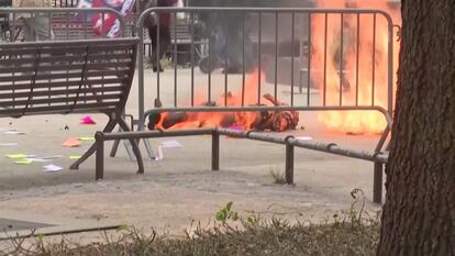 Una persona cubierta en llamas afuera de la corte en Nueva York, Estados Unidos, el 19 de abril 2024. 