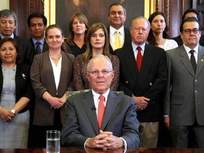 El presidente peruano, Pedro Pablo Kuczynski, anuncia su renuncia.