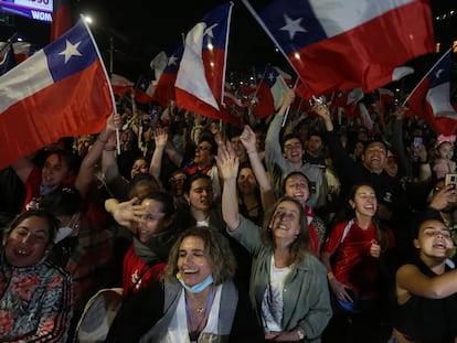 Un grupo de chilenos contrarios a la reforma de la Constitución chilena en septiembre de 2022 celebra en las calles tras su rechazo en las urnas.