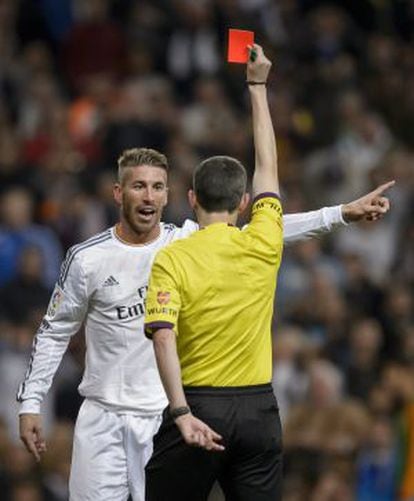 Ramos ve la tarjeta roja ante el Bar&ccedil;a