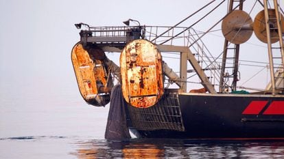 Un barco arrastrero calando la red en el mar de Alborán, Almería, en una imagen de la ONG Oceana.