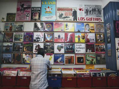 Un hombre busca un disco de vinilo en la tienda de discos Babel.