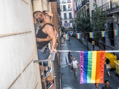 Dos hombres se besan en un balcón de Chueca durante la semana del Orgullo.