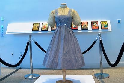 El vestido que llevó Judy Garland como Dorothy en 'El mago de Oz' y que pretendía sacar a subasta la Universidad Católica de Washington, expuesto en la casa Bonhams de Nueva York en abril de 2022.