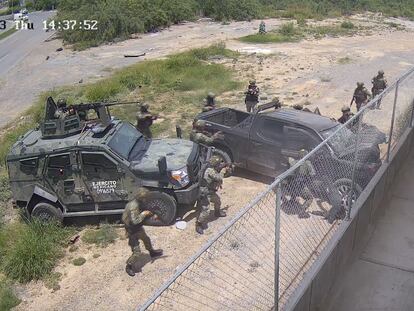 Los militares rodean la camioneta y bajan a las personas que viajan a bordo, en Nuevo Laredo (Tamaulipas), el 18 de mayo.