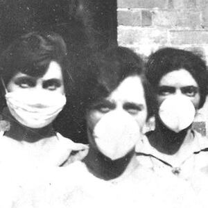 Un grupo de mujeres pertrechadas con mascarillas durante la epidemia de gripe de 1918, en Brisbane (Australia).
©MUSEO NACIONAL DE AUSTRALIA