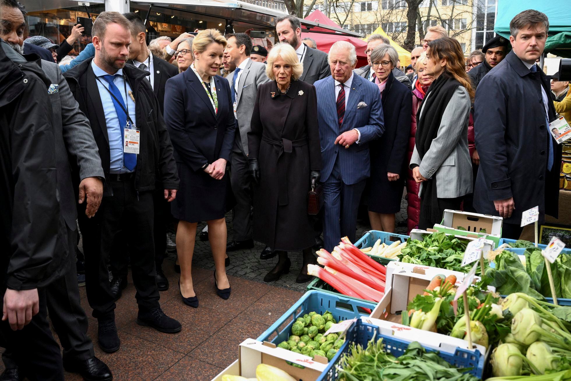 La alcaldesa de Berlín, Franziska Giffey, acompaña a Carlos III y la reina consorte Camila en la visita a un mercado de la capital. 