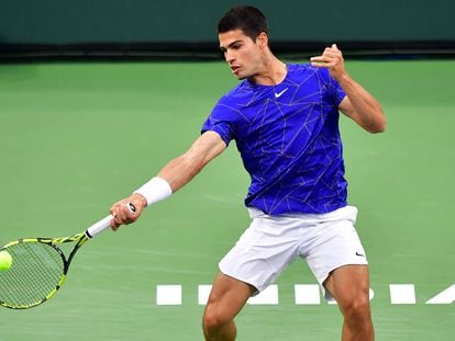 Carlos Alcaraz golpea la pelota durante el partido contra Monfils.