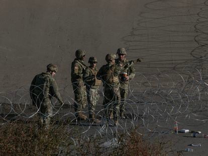 Miembros de la Guardia Nacional texana, junto a la frontera  con México, este diciembre.