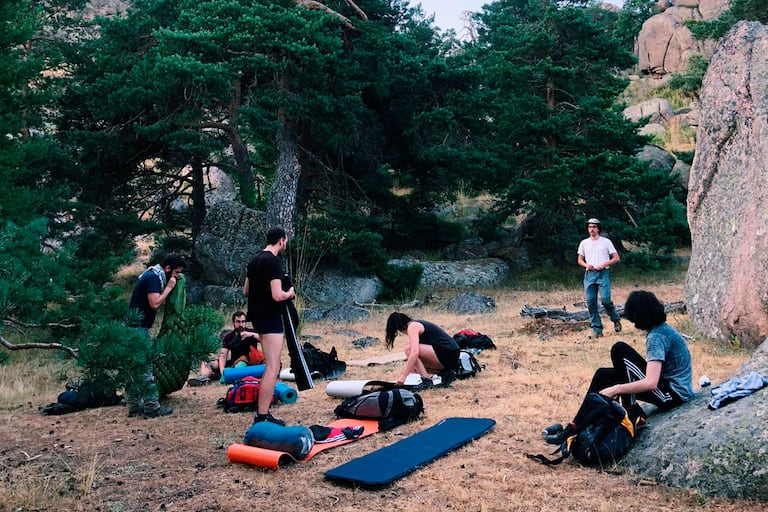 Carmen Vega y sus amigos se preparan para pasar la noche al raso en la sierra de Guadarrama (Madrid).