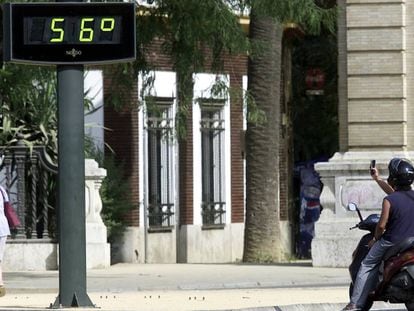 Una calle de Sevilla el 1 de agosto de 2003. El term&oacute;metro marca 56 grados 