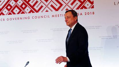 El presidente del BCE, Mario Draghi, llegando el jueves a la rueda de prensa pos-consejo de gobierno de la entidad, en Riga (Letonia).