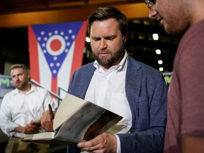 JD Vance firma una copia de su libro en un evento donde anunció su entrada a la contienda por el Senado.