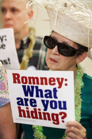 Detractores de Romney le piden explicaciones por sus cuentas opacas.