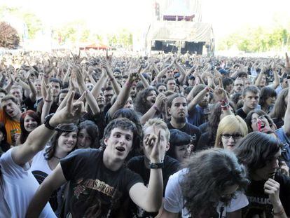Centenares de asistentes a uno de los conciertos del Azkena Rock.