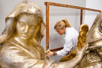 La restauradora Marta Fernández de los Ríos trabaja en un marco para la restauración del monumento de Semana Santa del monasterio de la Encarnación en una nave de la Galería de las Colecciones Reales.