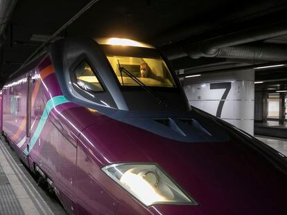El tren AVLO, la alta velocidad 'low cost' de Renfe, a su llegada a la estación de Sants de Barcelona este miércoles.