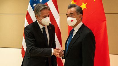 El secretario de Estado, Antony Blinken, y el ministro chino de Asuntos Exteriores, Wang Yi, se estrechan la mano al comienzo de su reunión en Nueva York.