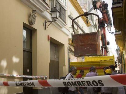 Operarios intervienen en el edificio destrozado en la calle Adolfo de Castro, de C&aacute;diz