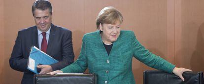 La canciller alemana Angela Merkel junto al ministro de Exteriores Sigmar Gabriel.