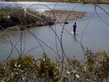 Un migrante cruzando el Río Grande en la zona de Shelby Park, Texas, el 12 de enero 2024.
