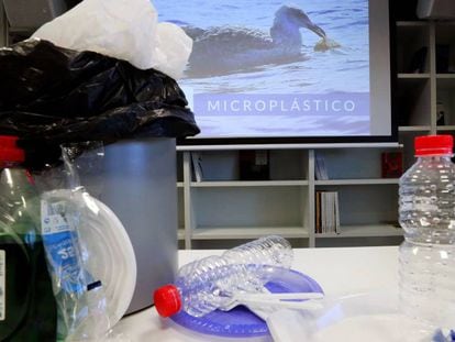 FOTO: Microplástico, la voz que designa los pequeños fragmentos de plástico que se han convertido en una de las principales amenazas para el medioambiente. / VÍDEO: Declaraciones de Javier Lascuráin, coordinador de Fundéu BBVA.