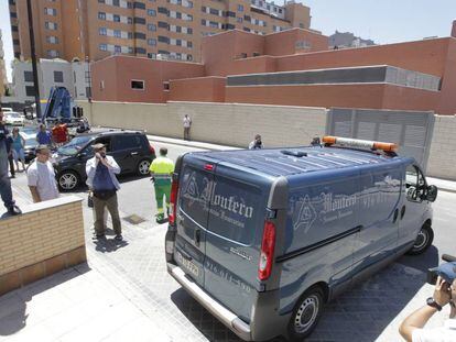 El furgón funerario que traslada el cuerpo sin vida de Sabrina Oliveira.