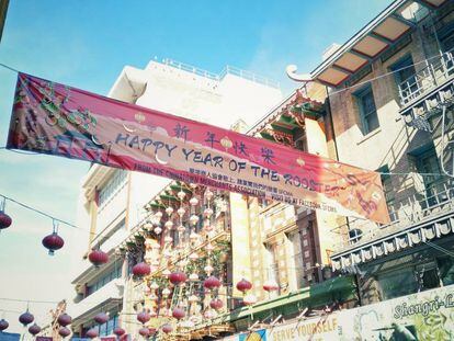Una pancarta da la bienvenida al viejo Chinatown de San Francisco.