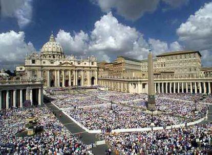 La basílica de San Pedro, en Ciudad del Vaticano, donde el próximo 28 de octubre se celebrará la beatificación de 498 mártires españoles.