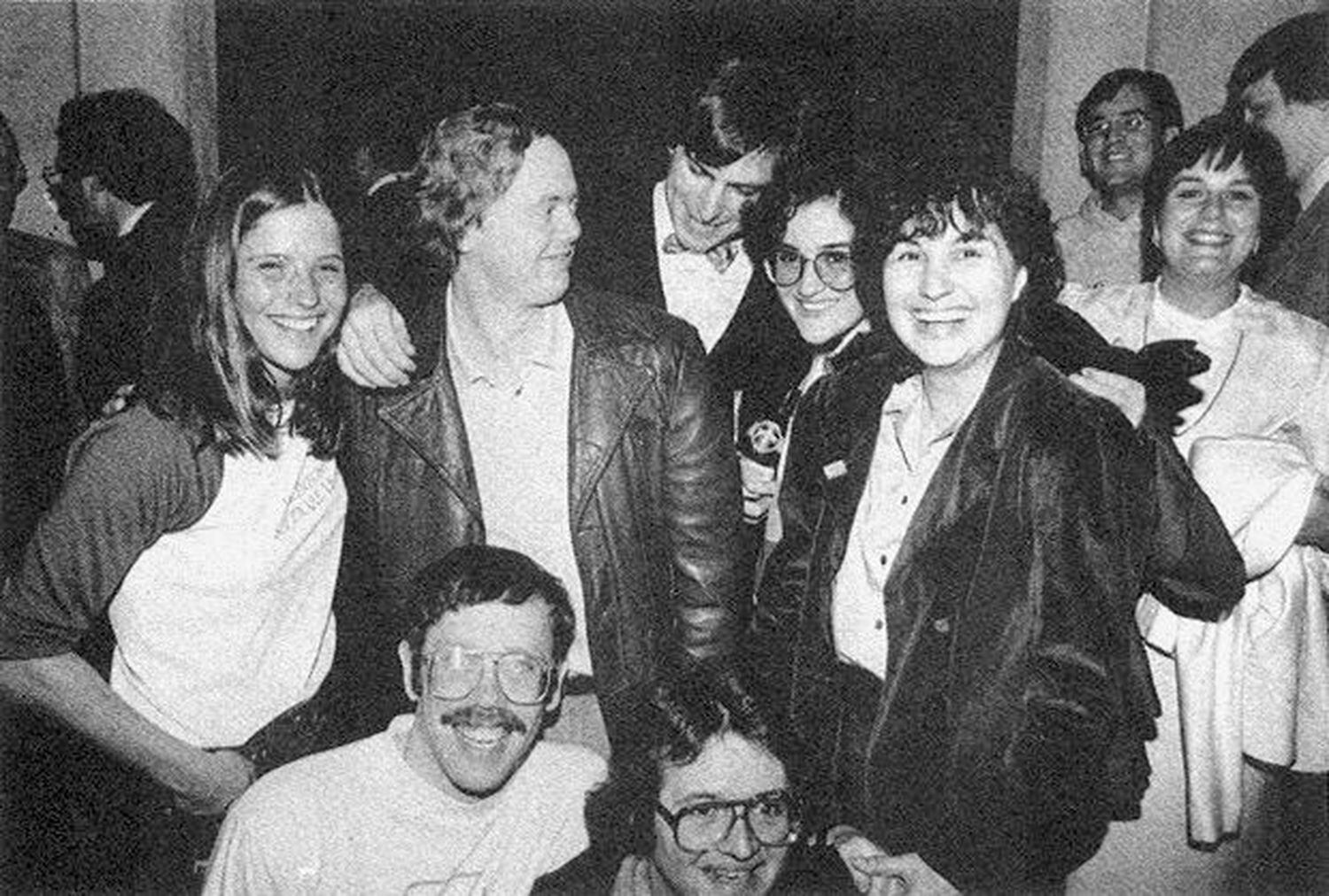 Lanzamiento del Mac, 24 de enero de 1984. Arriba: Roney Sebok, Burrell Smith, Steve Jobs, Joanna Hoffman, Hasmig Seropian. Abajo: Bill Atkinson y Andy Hertzfeld