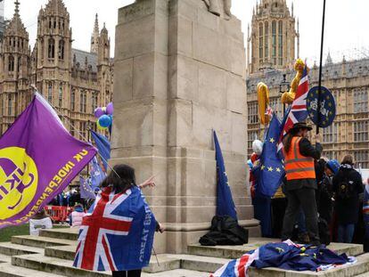 Británicos pro- y anti-Brexit, ante el Parlamento británico, el día 10.