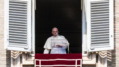 El Papa Francisco, durante el rezo del Ángelus de este domingo, en el Vaticano.