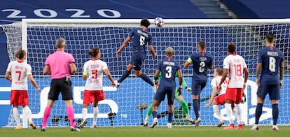 Marquinhos marca el primer gol del partido entre el PSG y el Leipzig.