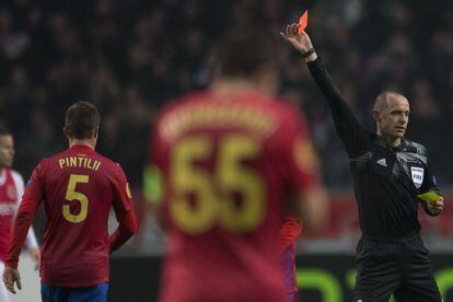 El árbitro Stanislav Todorov muestra la tarjeta roja al jugador del Steaua Mihai Doru.