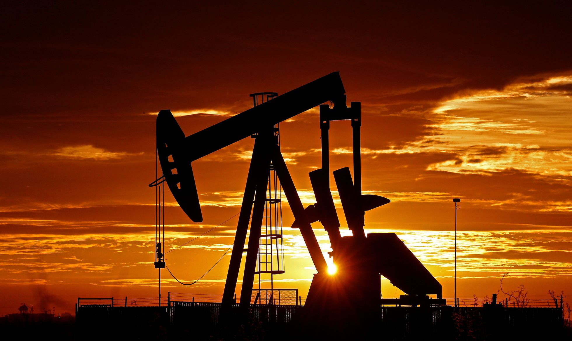 El petróleo de EE UU cotiza en negativo tras el mayor hundimiento de su historia | Economía | EL PAÍS