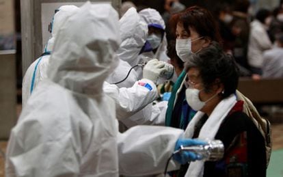 Un médico mide los niveles de radiación de evacuados de la ciudad de Koriyama.