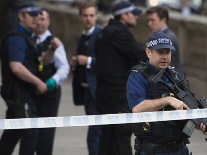 Un grupo de polic&iacute;as en la zona en la que fue detenido el sospechoso este jueves en Westminster, Londres.